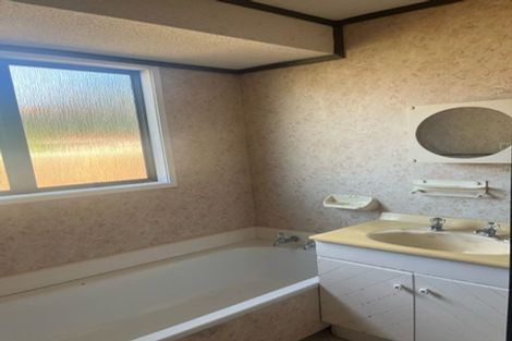 Photo of property in 2/21 Norcross Avenue, Henderson, Auckland, 0612