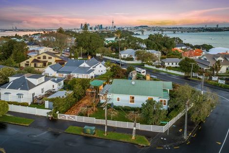 Photo of property in 21 Clarence Road, Northcote Point, Auckland, 0627