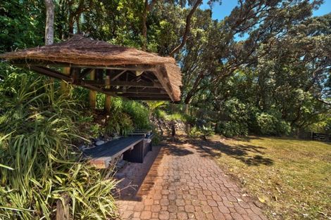 Photo of property in 100 Garden Road, Piha, New Lynn, 0772