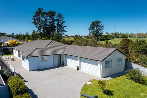 Photo of property in 21 Eric Farley Drive, Kumeu, 0810