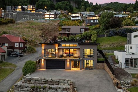 Photo of property in 70 Wynyard Crescent, Fernhill, Queenstown, 9300