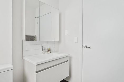 Photo of property in 9/35 Garadice Road, Rothesay Bay, Auckland, 0630