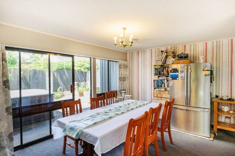 Photo of property in 22 Truscott Grove, Awapuni, Palmerston North, 4412