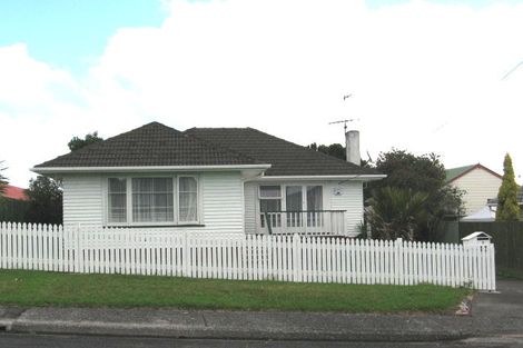 Photo of property in 5 Mackenzie Street, Te Atatu South, Auckland, 0610