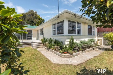 Photo of property in 5 Catherine Crescent, Paparangi, Wellington, 6037