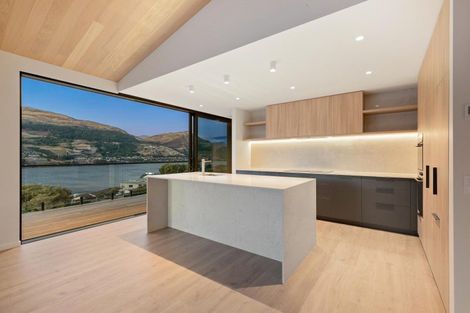 Photo of property in 6 Red Deer Rise, Kelvin Heights, Queenstown, 9300