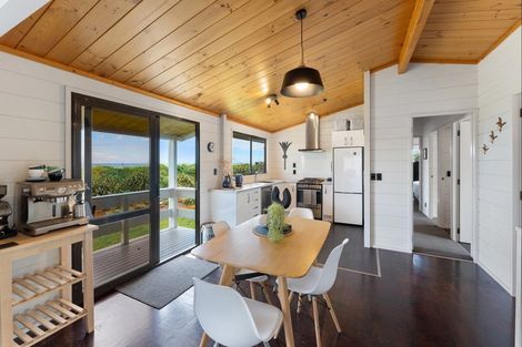 Photo of property in 15 Waiheke Street, Waikanae Beach, Waikanae, 5036