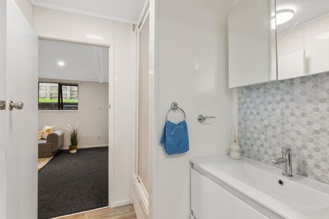 Photo of property in 15 Vina Place, Massey, Auckland, 0614