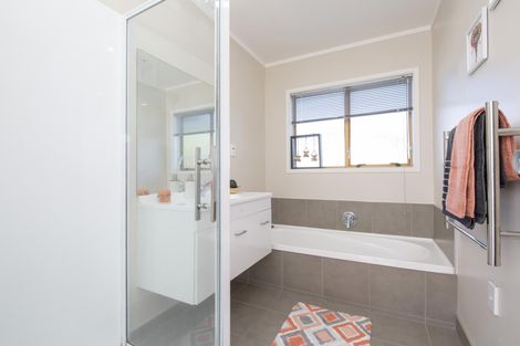 Photo of property in 2/38 Stanniland Street, Sunnyhills, Auckland, 2010