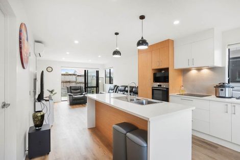 Photo of property in 8/25 Vodanovich Road, Te Atatu South, Auckland, 0610