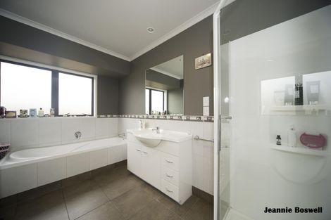 Photo of property in 12 Johnstone Drive, Fitzherbert, Palmerston North, 4410