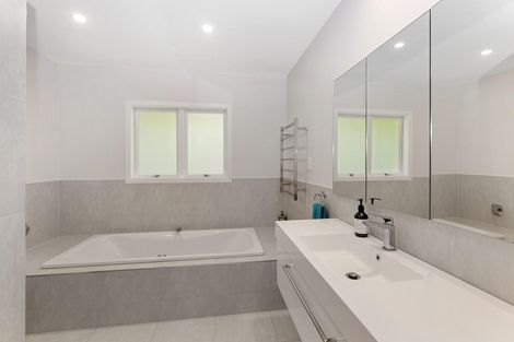 Photo of property in 14 Mayburn Road, Te Atatu Peninsula, Auckland, 0610