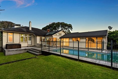Photo of property in 8 Tiri Road, Milford, Auckland, 0620