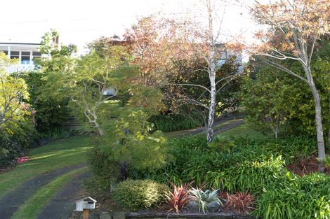 Photo of property in 31 Montgomery Crescent, Cockle Bay, Auckland, 2014