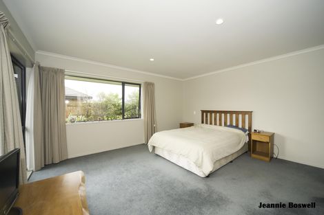 Photo of property in 12 Johnstone Drive, Fitzherbert, Palmerston North, 4410
