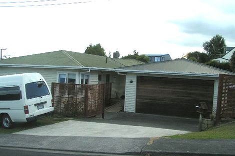 Photo of property in 2/2 Varlene Terrace, Forrest Hill, Auckland, 0620