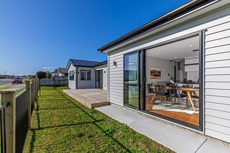 Photo of property in 11 Lewis Younie Road, Kumeu, 0810