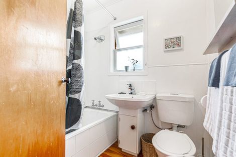 Photo of property in 16 Ward Crescent, Te Atatu Peninsula, Auckland, 0610