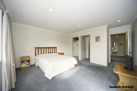 Photo of property in 12 Johnstone Drive, Fitzherbert, Palmerston North, 4410