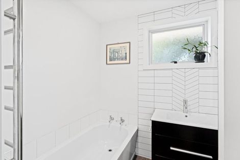 Photo of property in 37 Oakley Crescent, Hornby, Christchurch, 8042