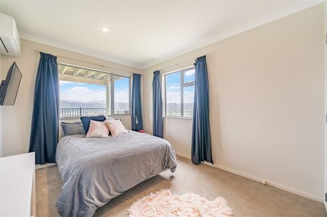 Photo of property in 15 James Nairn Grove, Riverstone Terraces, Upper Hutt, 5018