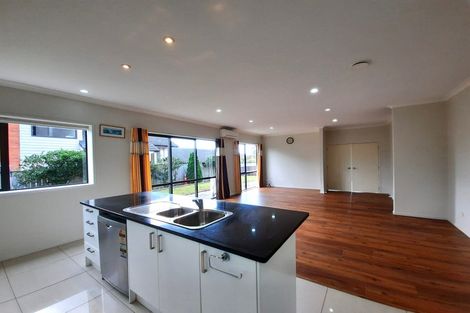 Photo of property in 21 Fairbairn Place, East Tamaki Heights, Auckland, 2016