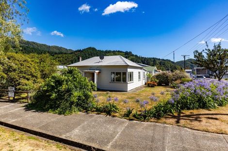 Photo of property in 65 Broadway, Picton, 7220