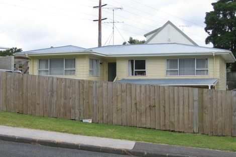 Photo of property in 1/9 Tawavale Crescent, Totara Vale, Auckland, 0629