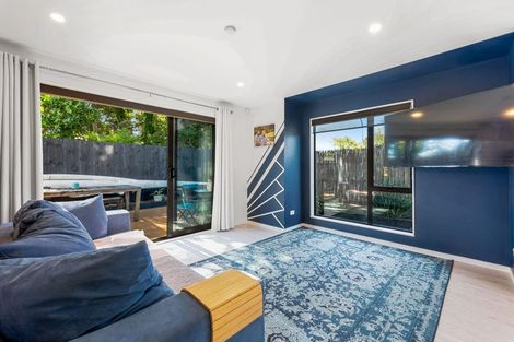 Photo of property in 8a Roys Road, Weymouth, Auckland, 2103