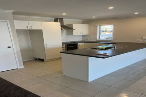 Photo of property in 8a Waiari Road, Conifer Grove, Takanini, 2112
