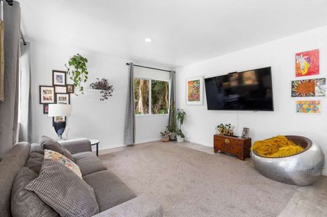 Photo of property in 1 Dorothy Road, Laingholm, Auckland, 0604