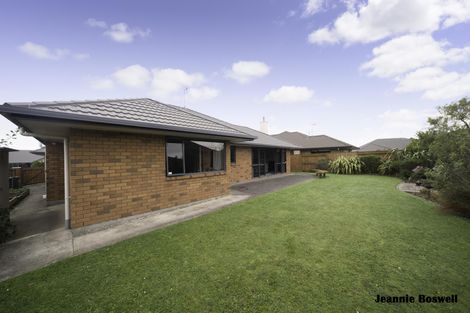 Photo of property in 12 Johnstone Drive, Fitzherbert, Palmerston North, 4410