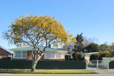 Photo of property in 77 Queenwood Road, Levin, 5510