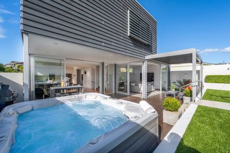 Photo of property in 33 Luplau Crescent, Cockle Bay, Auckland, 2014
