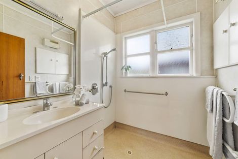 Photo of property in 4 Bracken Road, Newlands, Wellington, 6037