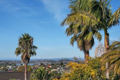 Photo of property in 1/70 Ocean View Road, Northcote, Auckland, 0627