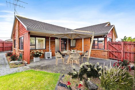 Photo of property in 44 Golfland Drive, Golflands, Auckland, 2013