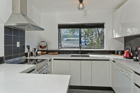 Photo of property in 1/16 Leiden Place, Totara Vale, Auckland, 0629