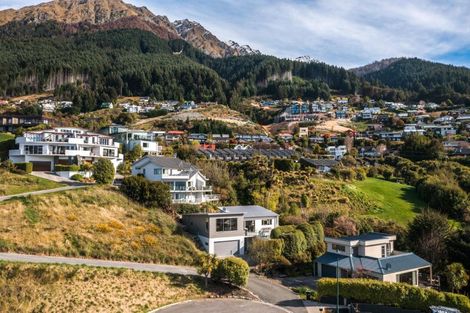 Photo of property in 9 Matakauri Place, Fernhill, Queenstown, 9300