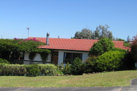 Photo of property in 13 Barker Rise, Northcross, Auckland, 0632