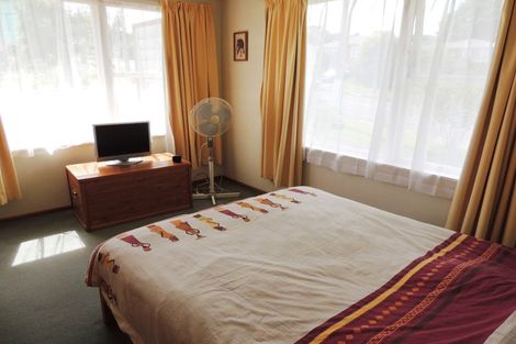 Photo of property in 18 Lavelle Road, Henderson, Auckland, 0612