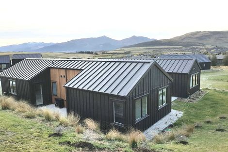 Photo of property in 16 Kinross Lane, Jacks Point, Queenstown, 9371