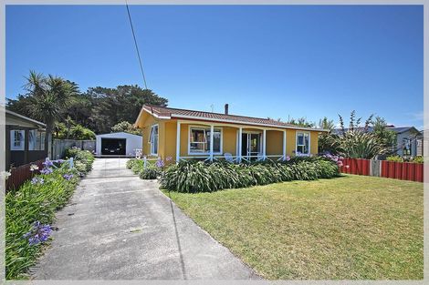 Photo of property in 9 Dewe Terrace, Foxton Beach, Foxton, 4815