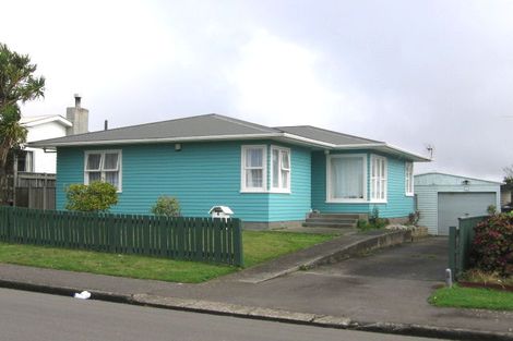 Photo of property in 4 Quigley Street, Newlands, Wellington, 6037