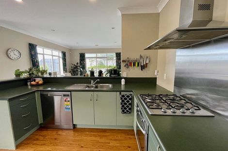 Photo of property in 35 Erlestoke Crescent, Churton Park, Wellington, 6037