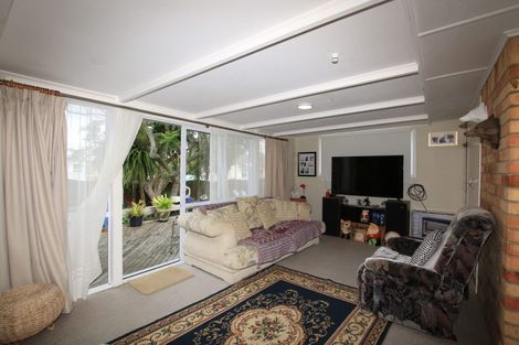 Photo of property in 5 Amberley Avenue, Te Atatu South, Auckland, 0610