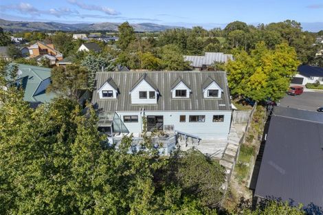 Photo of property in 28 Heathcote Place, Fitzherbert, Palmerston North, 4410