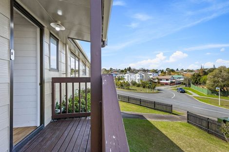 Photo of property in 5 Elizabeth Drive, West Harbour, Auckland, 0618