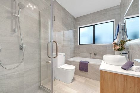 Photo of property in 28 Bushfield Drive, Flat Bush, Auckland, 2019