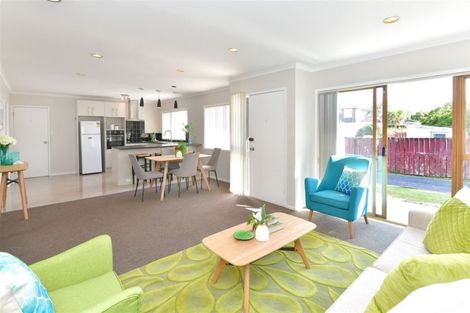 Photo of property in 2/24 Tamariki Avenue, Kelston, Auckland, 0602